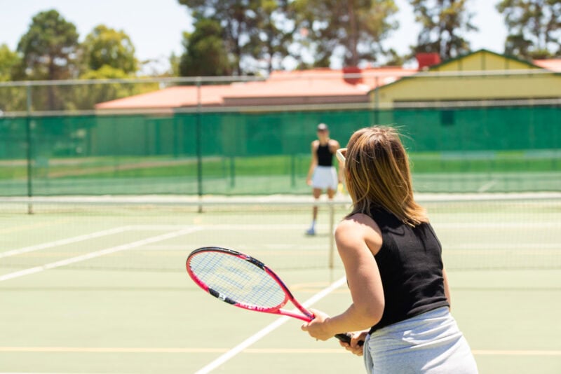 Two people playing tennis